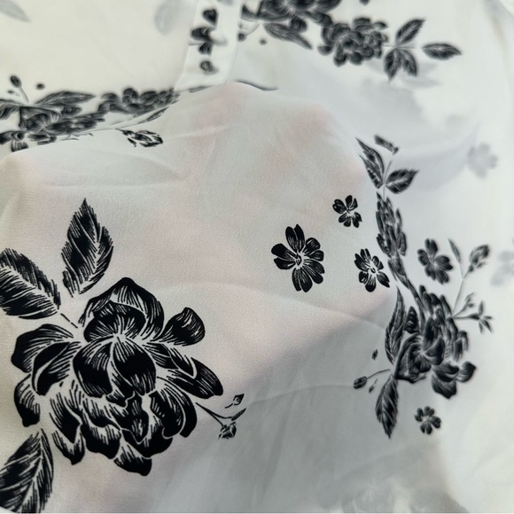 Candie's Casual Monochrome Floral Sleeveless Blouse - Picture 8 of 11